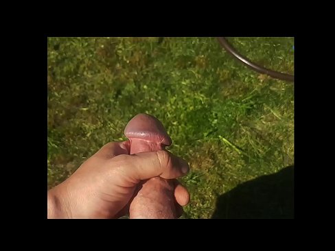 ❤️ Hottie si fa scopare a figa rosa è cums cun un squirt in un giardinu d'estate Video sessu à co.tvmarket.top ❌️