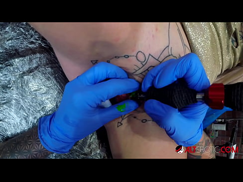 ❤️ Sully Savage, hottie estremamente tatuata, hà fattu un tatuatu nantu à u clitoris Video sessu à co.tvmarket.top ❌️